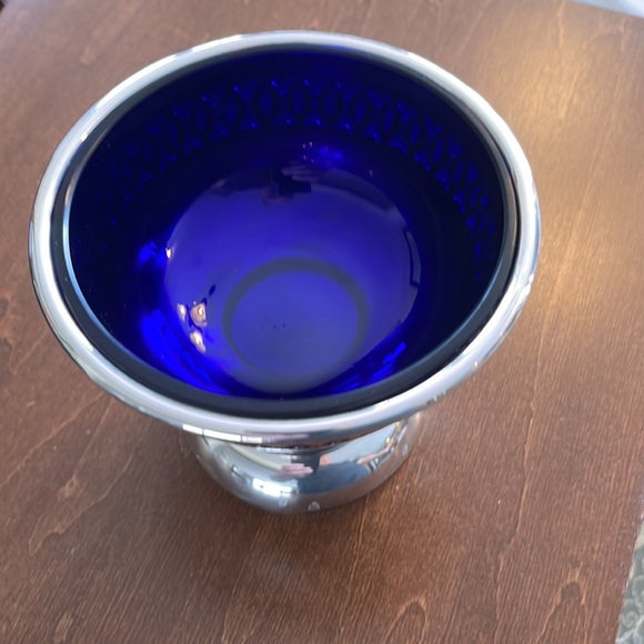 Beautiful silver pedestal bowl with colbalt blue glass insert. - Picture 4 of 10